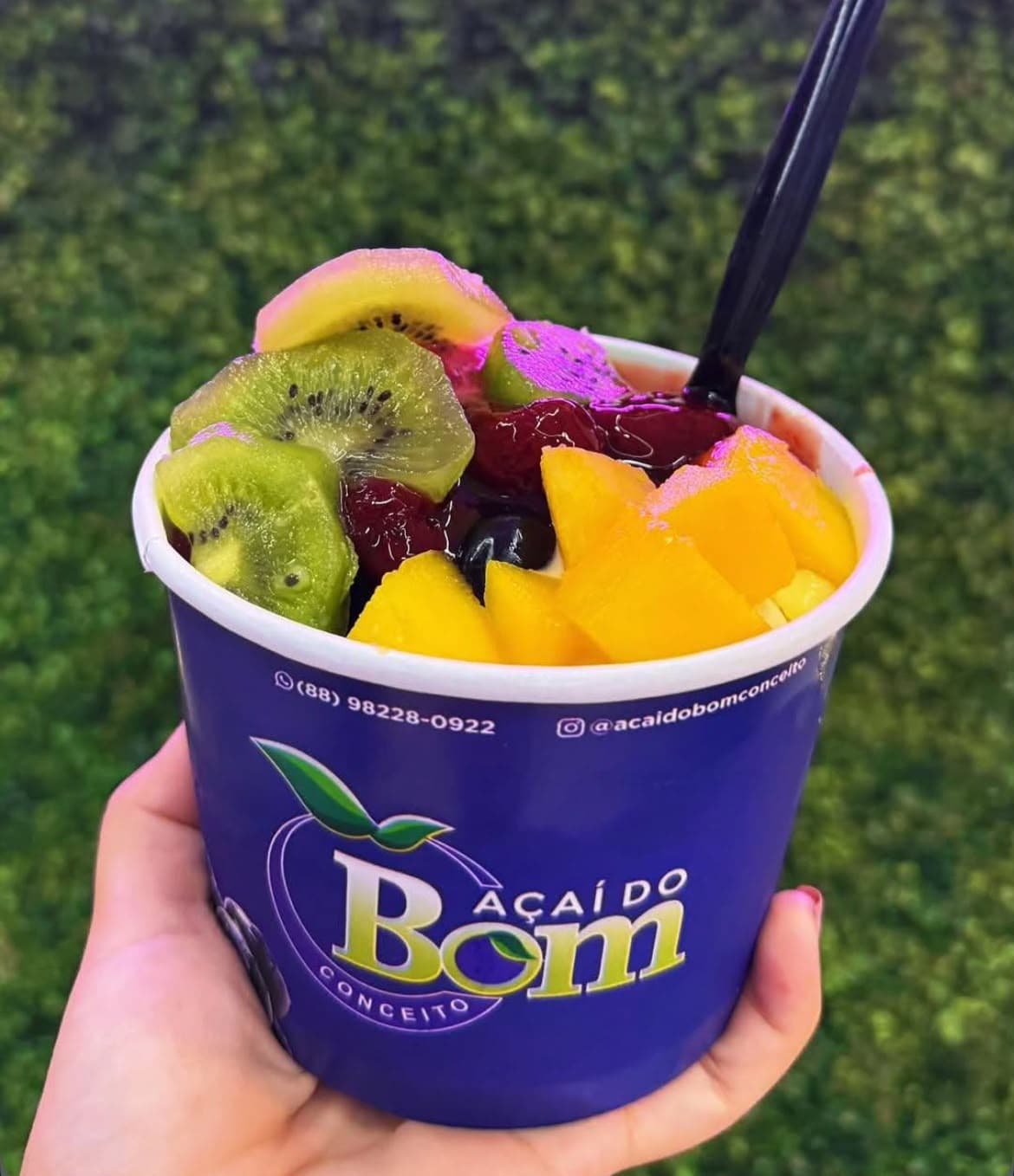 Açaí cremoso com kiwi, morango, pitaya, uva e manga fresquinhos - Açaí do Bom Conceito