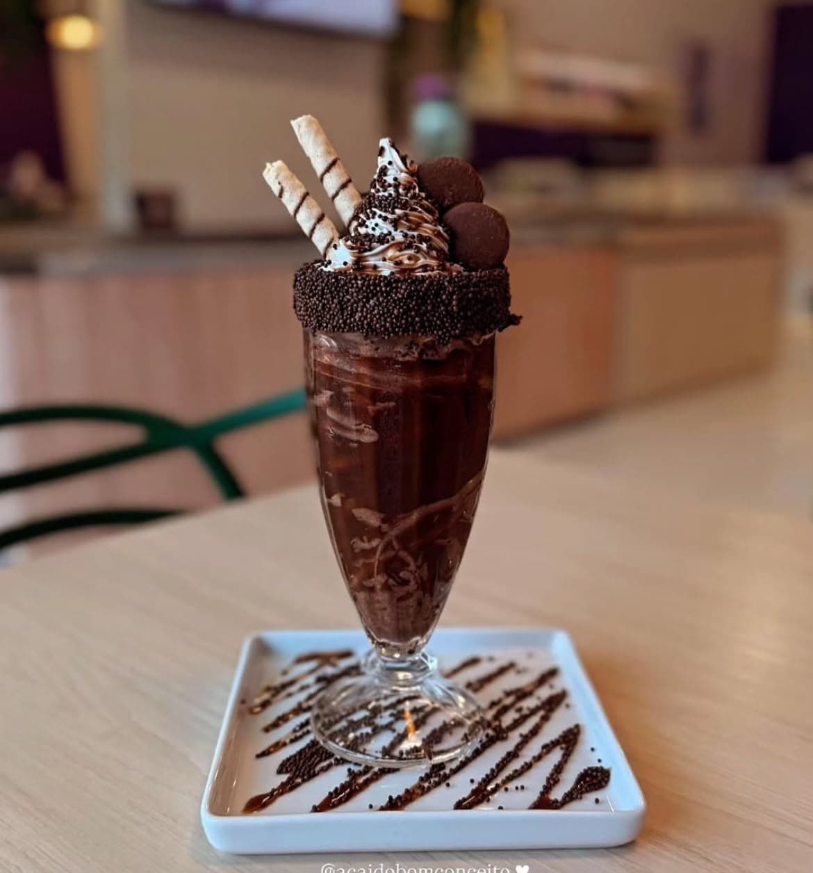 Milk-shake especial de chocolate com wafer e chantilly - Açaí do Bom Conceito